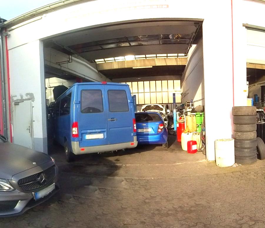 Einfahrt zum Hof der Werkstatt in der Flinschstraße